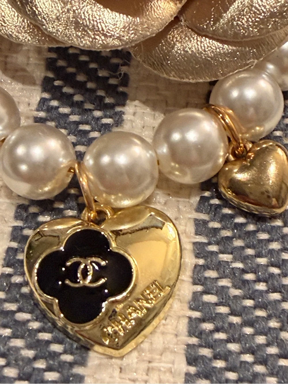 CHANEL Beaute VIP/ GWP Gold Camellia Pearl and Ribbon Keyring Charm 🖤💛🖤💛